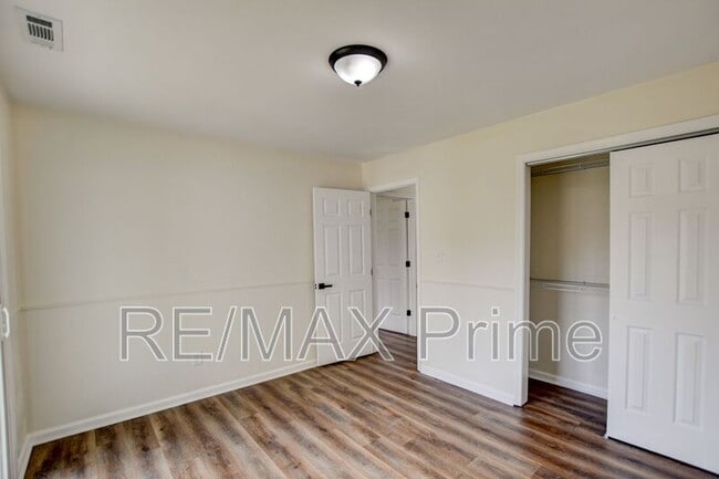 Building Photo - 3900 Raintree Ct