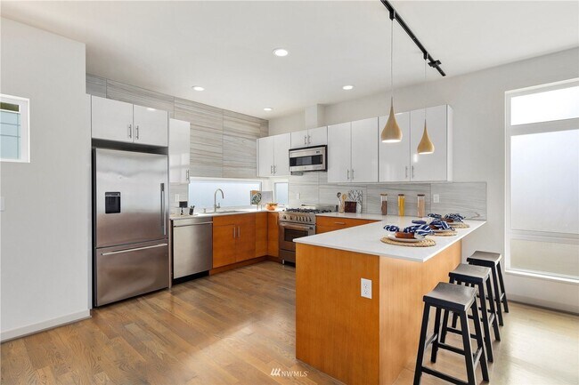 Building Photo - Contemporary 3 Bed 2.5 Bath Home with Rooftop Deck in Ballard