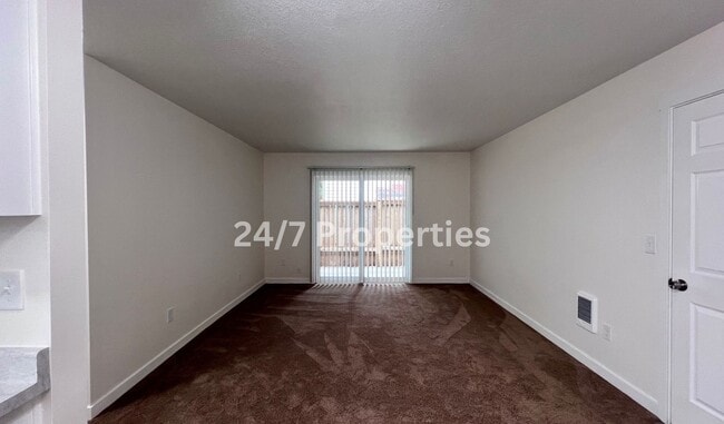 Building Photo - Newly Updated 1BD I 1BA - SANDY OR!