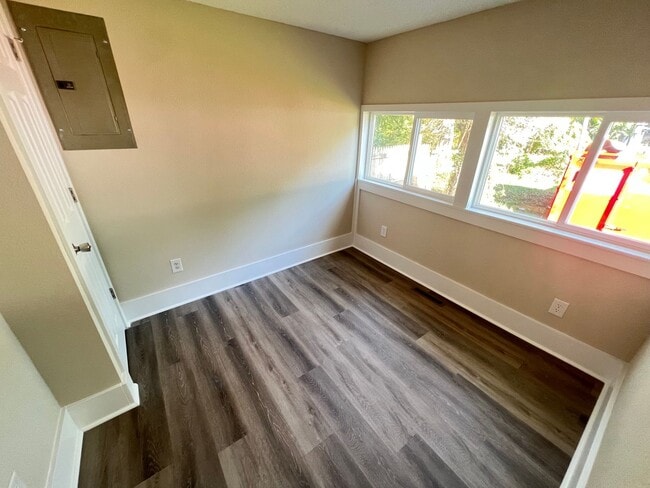 Building Photo - 3 Bed 1 Bath For Rent - Springfield