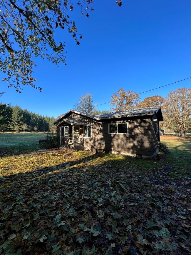 Building Photo - 2-bed 1-bath fully remolded house