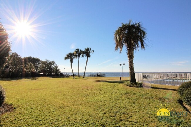 Building Photo - Spacious waterfront furnished condo in Des...