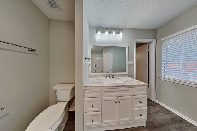 Building Photo - 26 Pinewood Forest Ct