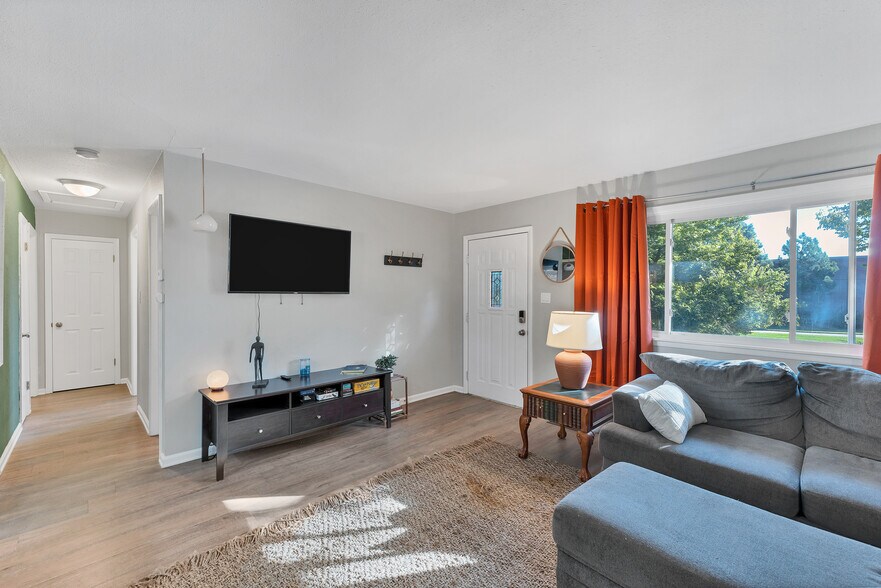 Building Photo - 2628 Green Ridge Dr