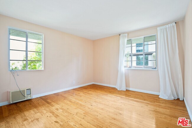 Building Photo - 1323 N Olive Dr