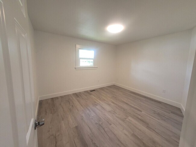 Building Photo - Remodeled 3 Bedroom Plus Office with Large...