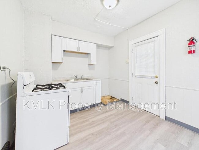 Building Photo - 533 Gage St