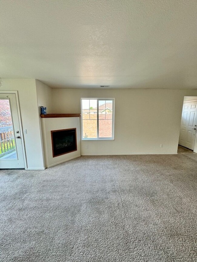 Building Photo - Spacious 3-Bedroom Condo with Bridger View...