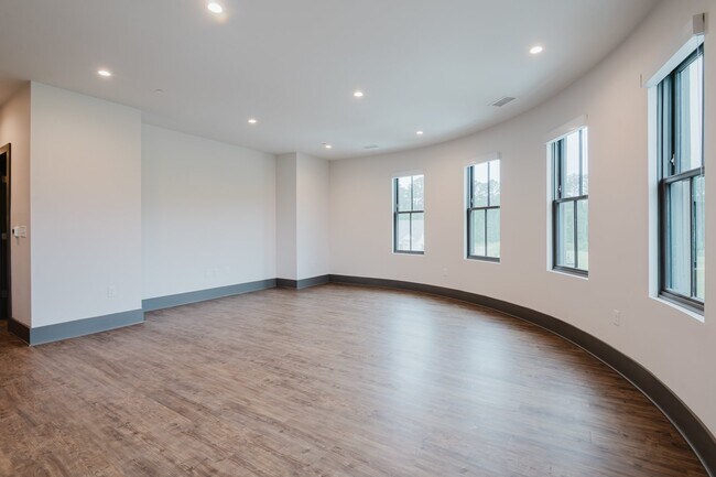 Building Photo - Rare Three- Bedroom Apartment Available at Washington Square!
