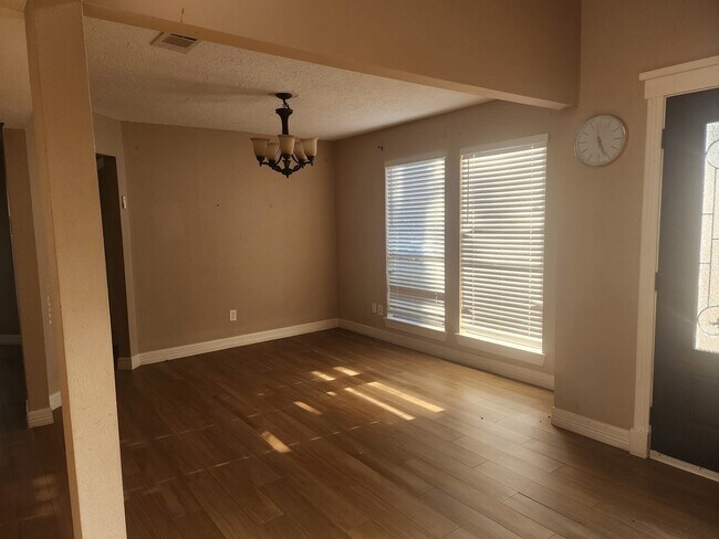 Building Photo - 9902 Kings Walk Round St