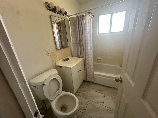 Building Photo - Adorable Apartment