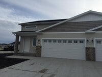Building Photo - 3 Bed 2 Bath Twin Home