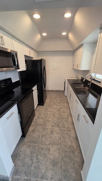 Building Photo - 2414 Lemon Tree Ln