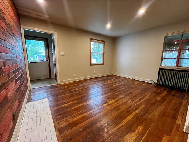 Building Photo - 131 Goldenrod Ave