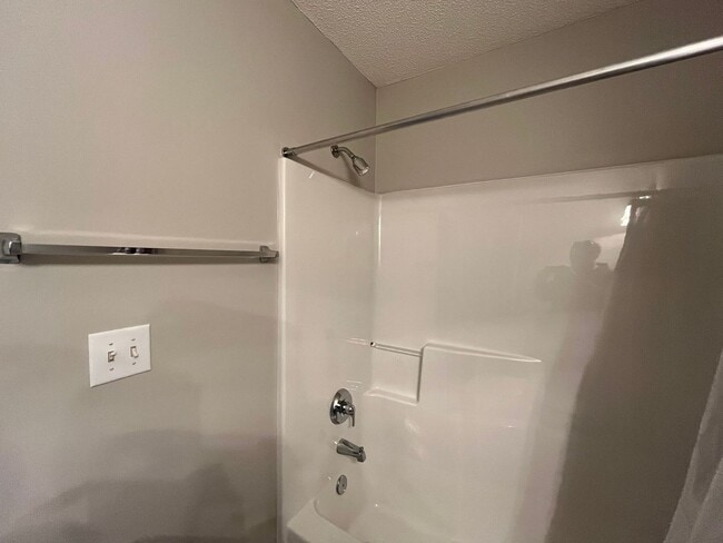 Building Photo - Charming 2BD, 2.5BA Townhome in an Excellent Community with Amenities