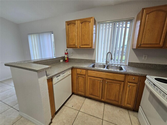 Building Photo - 15 NE 13th Ave