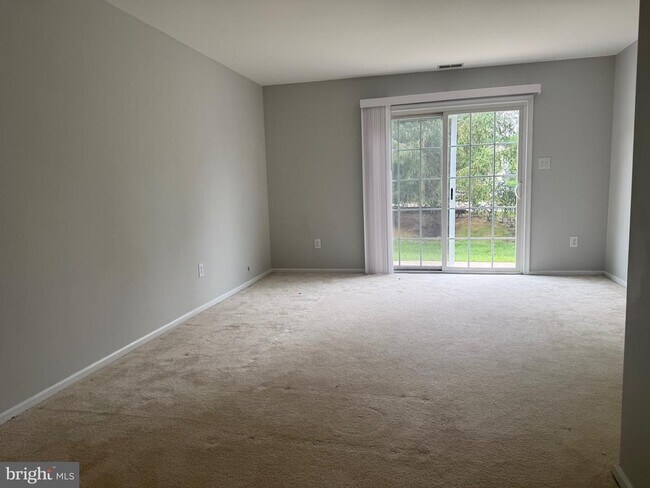 Building Photo - 121 Acorn Dr