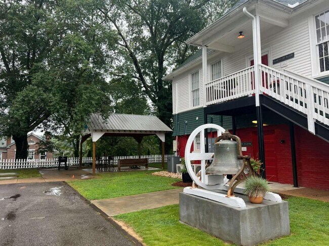 Building Photo - 104 Spring St