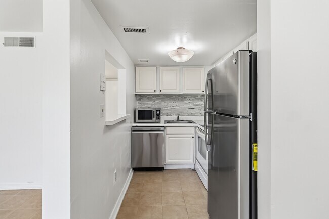 Building Photo - 2569 N Alafaya Trail