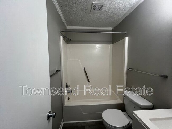 Building Photo - 5846 Century Oaks Dr