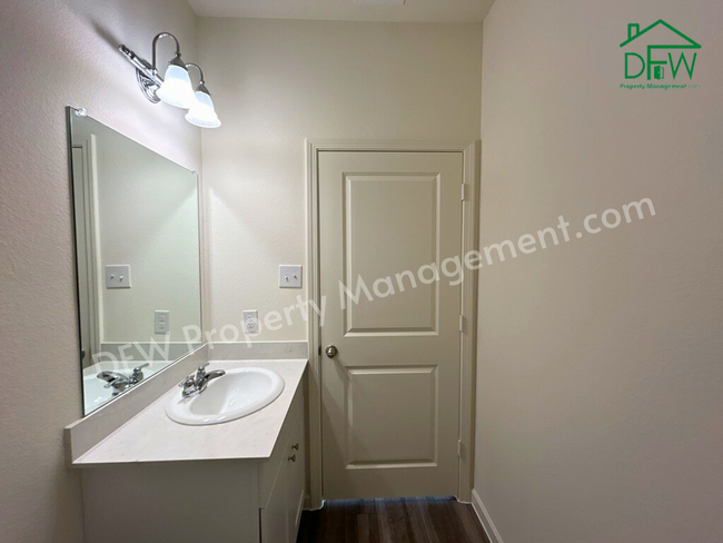 Building Photo - Spacious 5-Bedroom Home with Modern Upgrad...