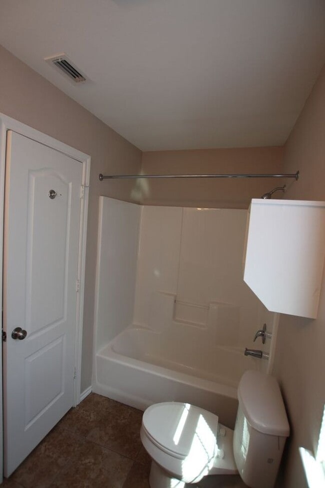 Building Photo - 1 Bedroom 1.5 Bath Townhome for Rent in Li...