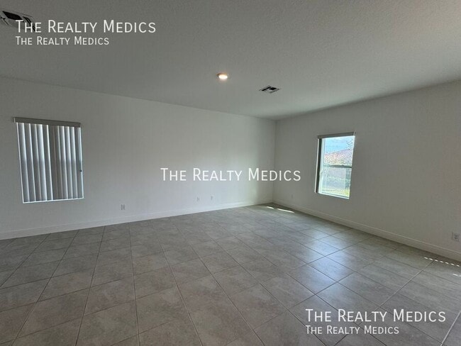 Building Photo - 1537 Meadowlark Dr