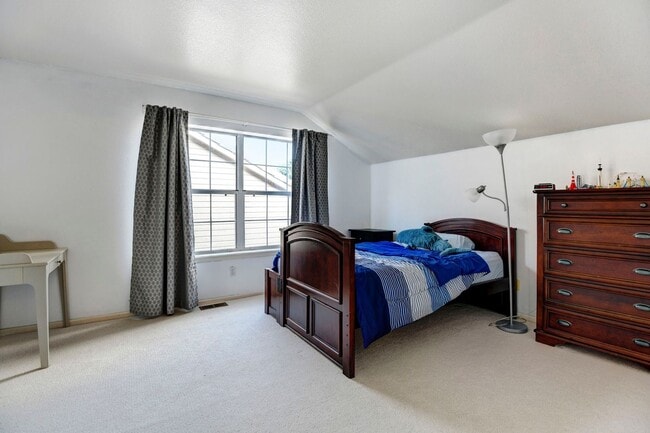 Building Photo - Beautiful luxury townhome style condominiu...