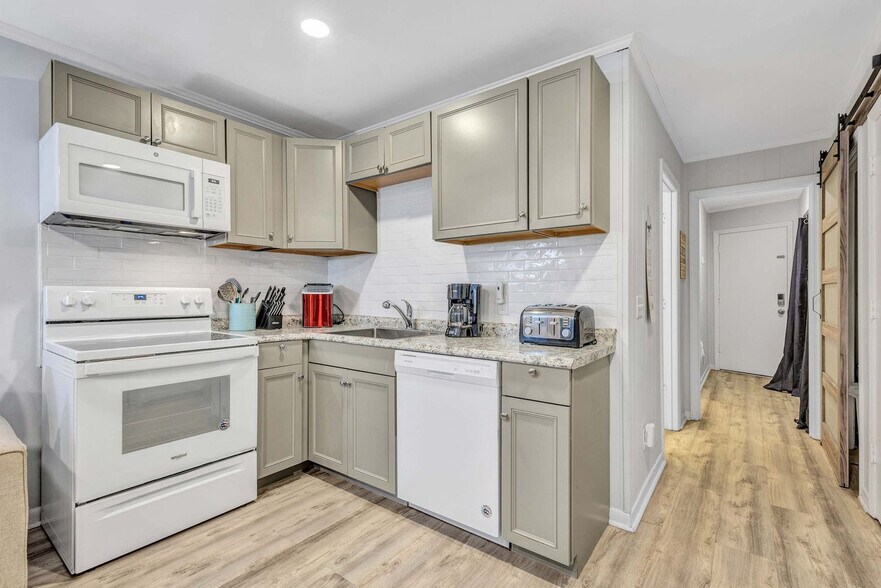 Building Photo - 23 S Forest Beach Dr