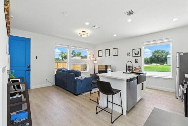 Building Photo - 3902 McKinley St