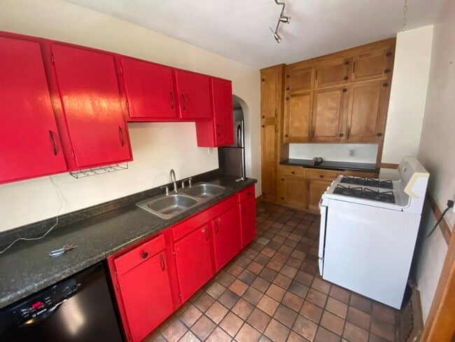 Building Photo - 2826 S 39th Ave