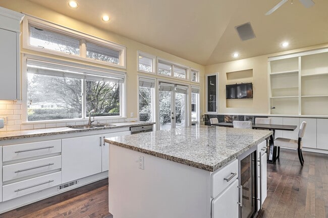 Building Photo - CLICK "REQUEST A TOUR" NOW!