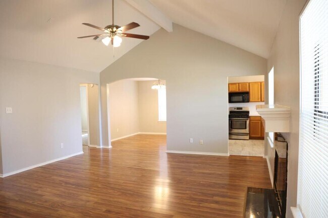 Building Photo - 3419 Lakeland Gardens Dr