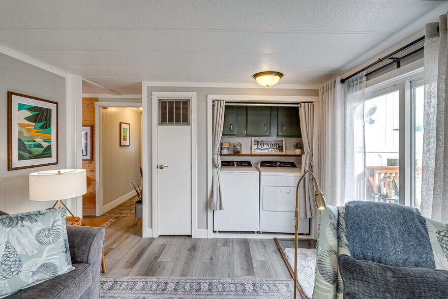 Building Photo - 4876 Railroad Ave