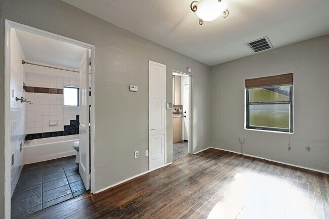 Building Photo - 2829 San Gabriel St