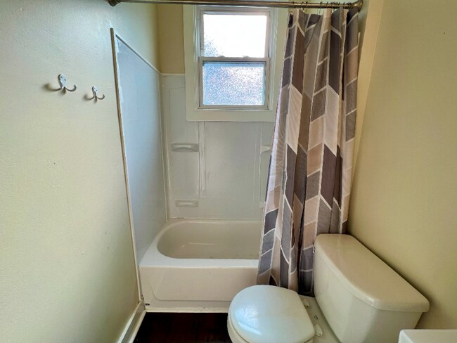 Building Photo - 1813 E Elm St