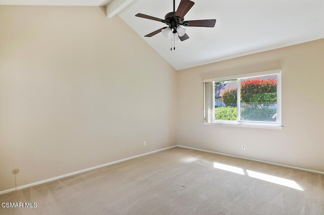 Building Photo - 12 Sparrowhawk Ln