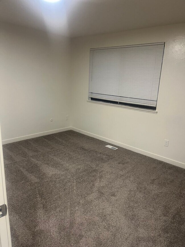 Building Photo - Available Now-4BR/2BA SINGLE FAMILY HOME