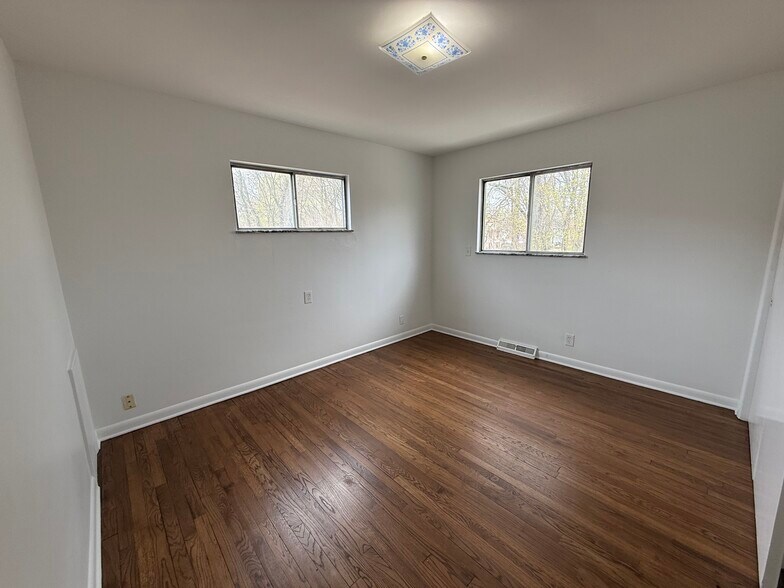 Building Photo - 15 W York St