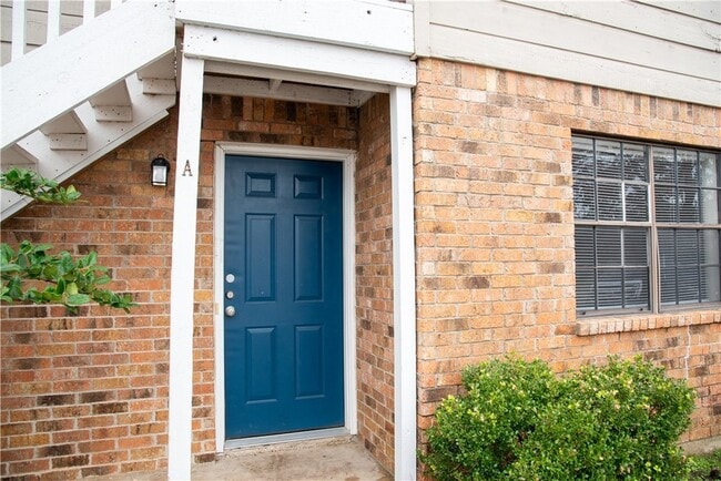 Building Photo - 700 Navarro Dr