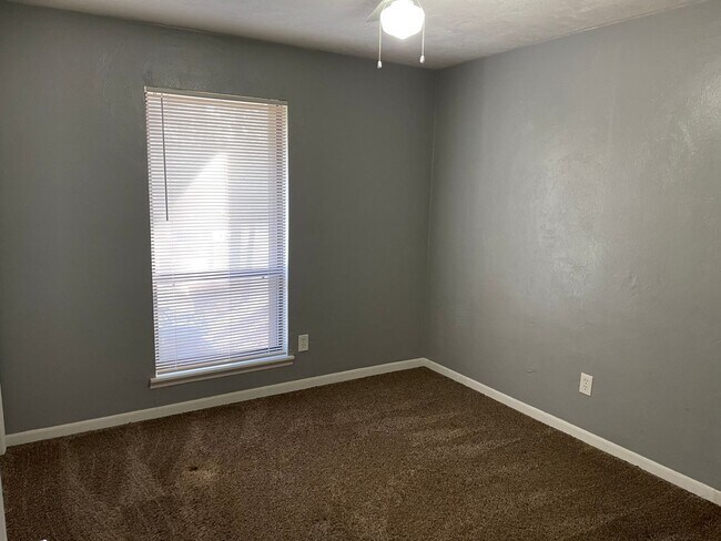 Building Photo - 2010 Bradford Ct