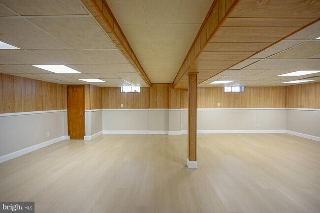 Building Photo - 701 Crestbrook Ave