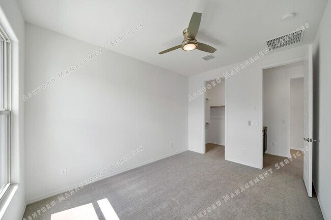 Building Photo - Luxury 3-Bedroom Townhome with Rooftop Dec...