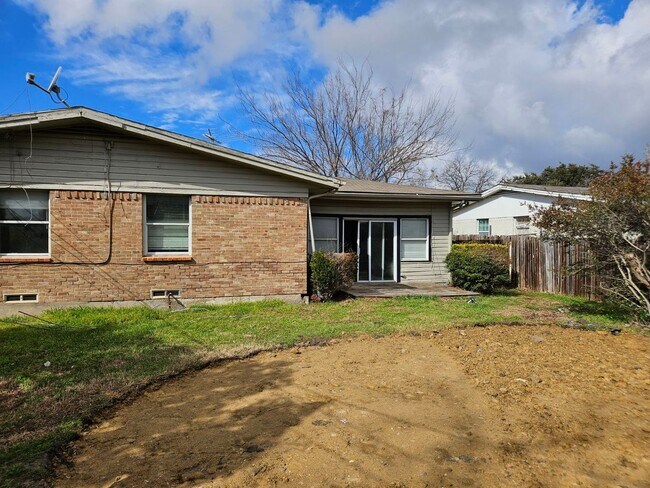 Building Photo - Spacious 4 Bed 2 Bath Home with Stainless Steel Appliacnes