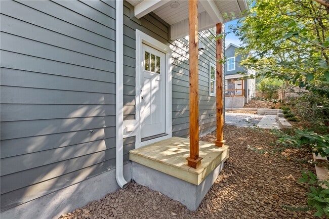 Building Photo - 588 N Willow Ave