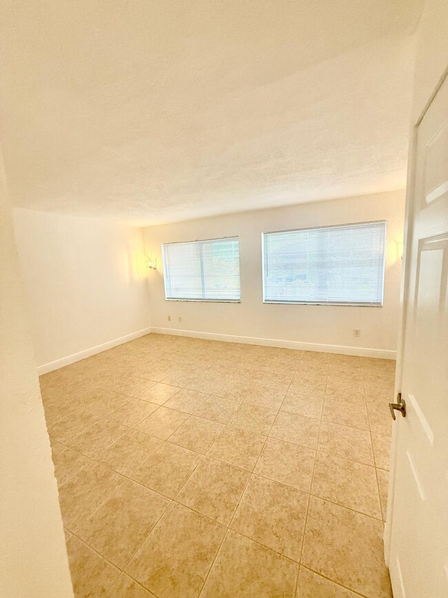 Building Photo - 984 W 40th St