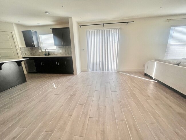 Building Photo - Spacious, Modern 4-Bedroom 2.5 Bath Home plus Den, Prime Location! With Solar!