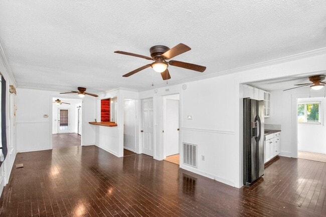 Building Photo - 3008 Lakeshore Dr