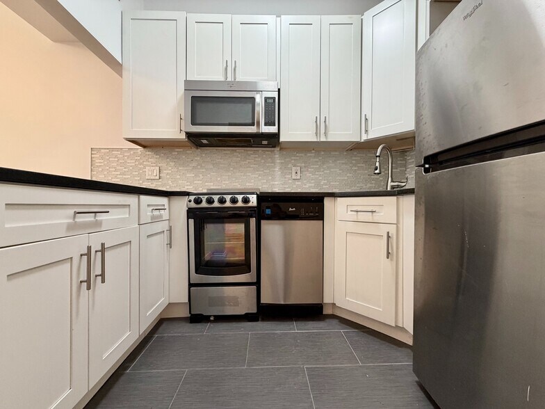 Building Photo - 346 W 52nd St