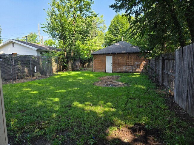 Building Photo - 305 E Bowman St